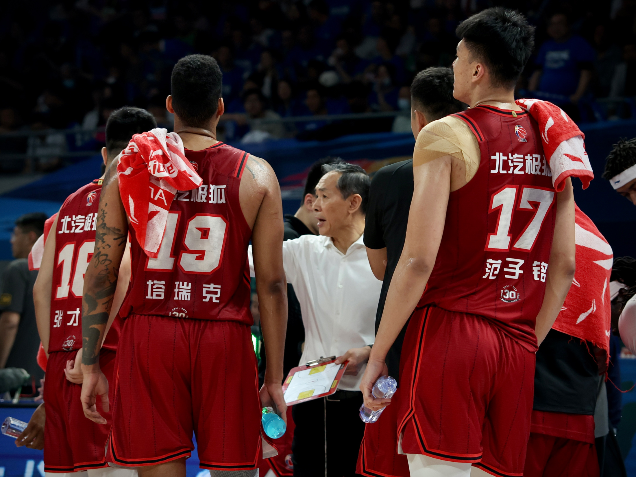 关键时刻CBA季后赛传出新动向，上海海港迎来里程碑，管理层表态——球迷炸锅，更衣室氛围转暖的简单介绍
